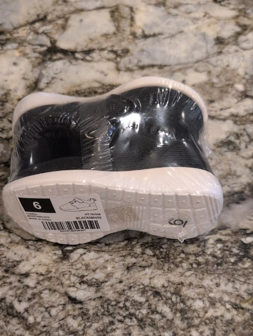 Kids Black/White Toddler Sneakers Size 6